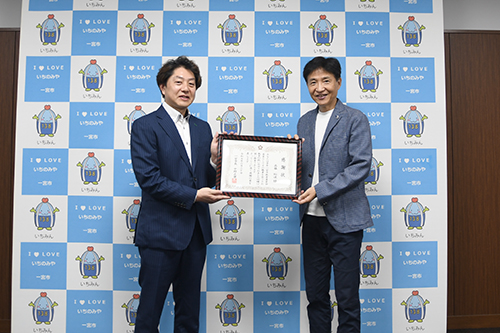 市長が記念撮影している写真