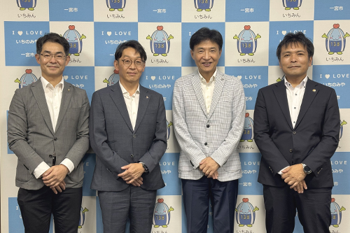 市長が記念撮影している写真