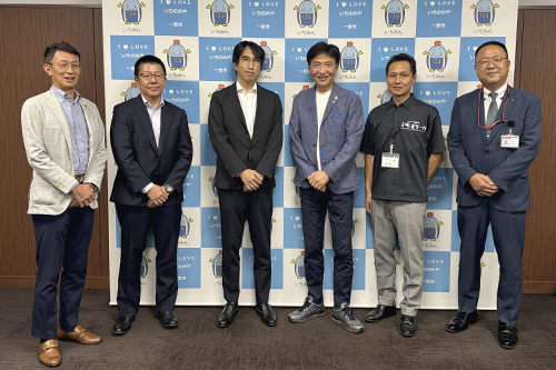 市長が記念撮影している写真