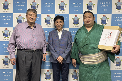 市長が記念撮影している写真