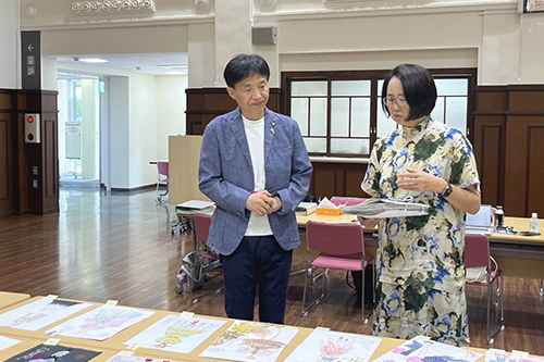 市長が説明を受けている写真