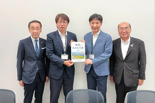 市長が記念撮影している写真