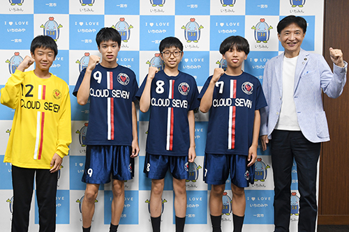 市長が記念撮影している写真