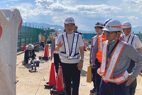 市長が視察している写真