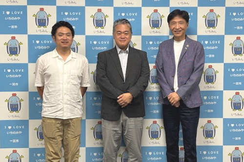 市長が記念撮影している写真