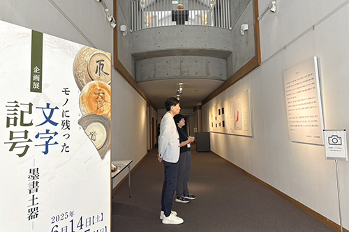 市長が鑑賞している写真