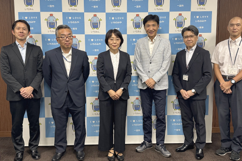 市長が記念撮影している写真