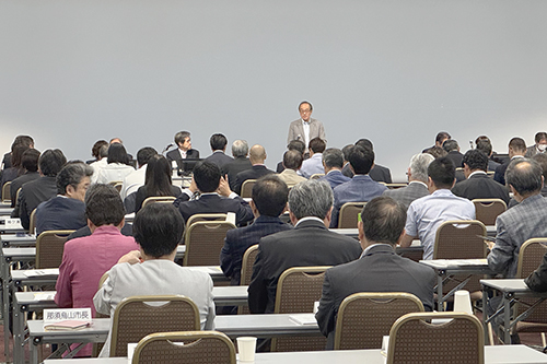 市長が会議に出席している写真