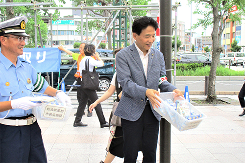 市長が夏の交通安全市民運動推進駅前キャンペーンに参加している写真