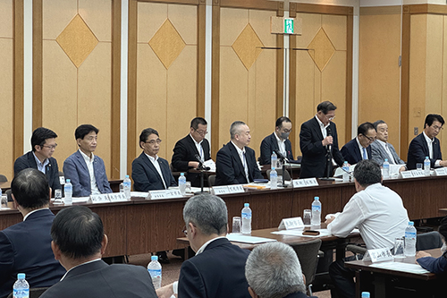 市長が会議に出席している写真