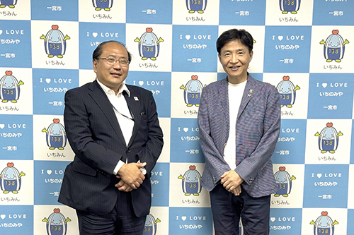 市長が磯局長と記念撮影している写真