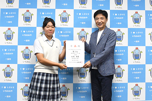 市長が記念撮影している写真
