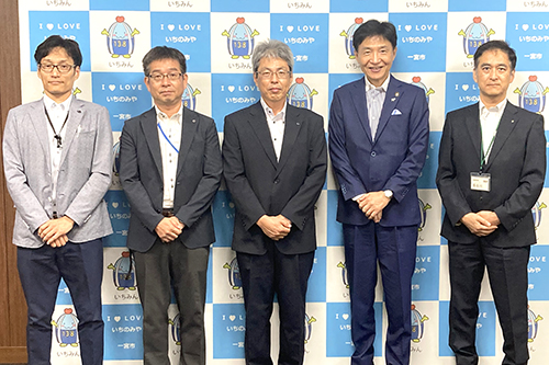 市長が記念撮影している写真