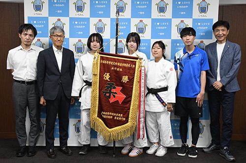 市長が記念撮影している写真