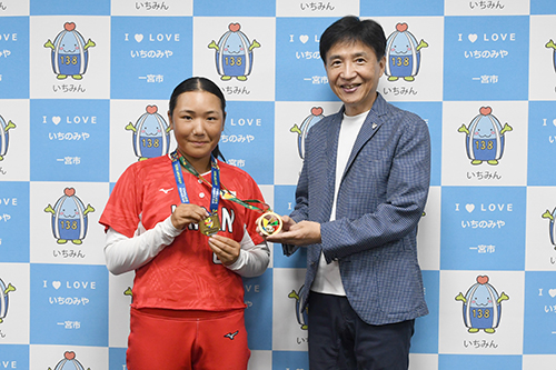 市長が記念撮影している写真