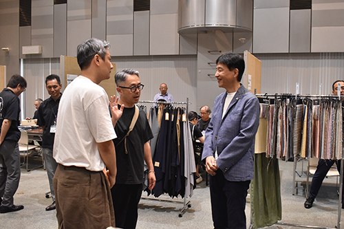 市長が視察している写真