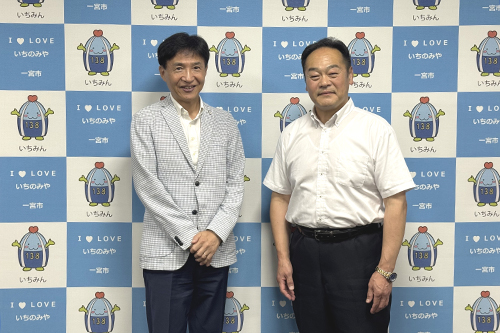 市長が記念撮影している写真