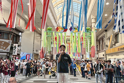 市長が激励している写真