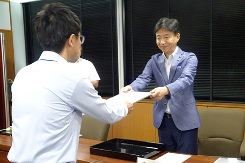 市長が表彰している様子の写真