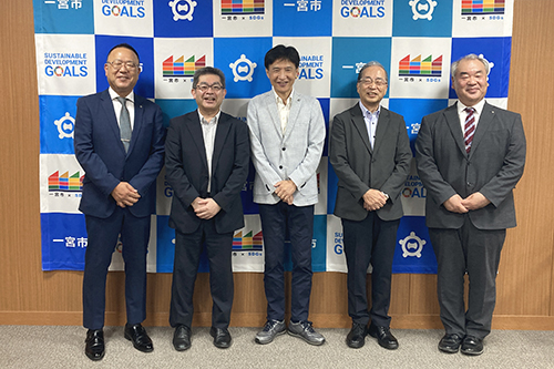 市長が記念撮影している写真