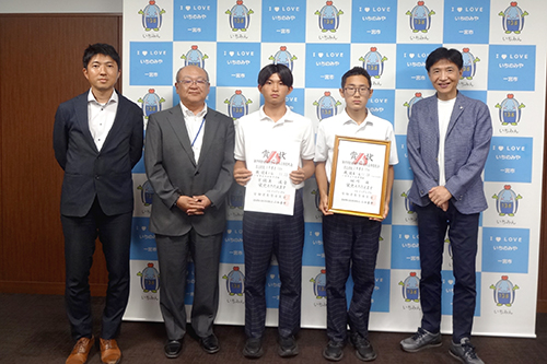 市長が記念撮影している写真