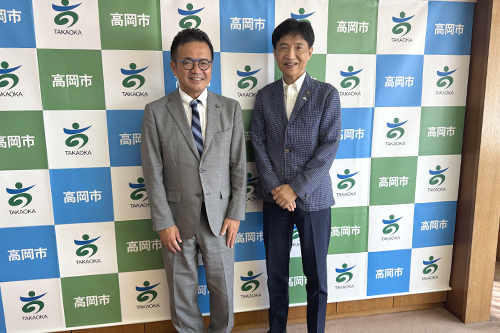 市長が記念撮影している写真