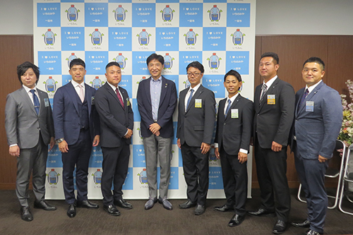 市長が記念撮影している写真