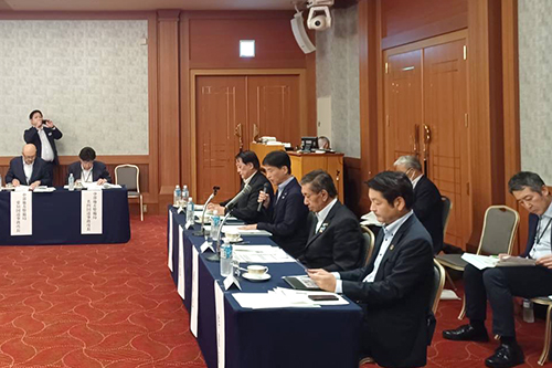 市長が記念撮影している写真