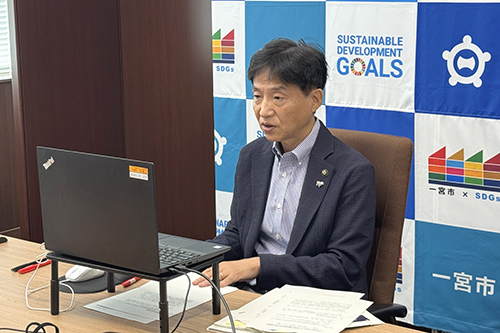 市長が検討会に出席している写真