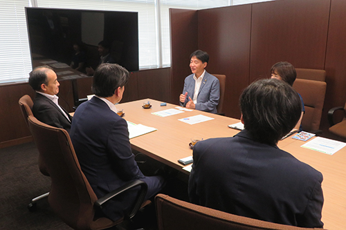 市長が説明を受けている写真