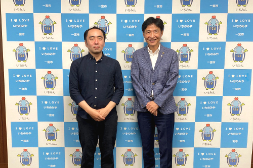 市長が記念撮影している写真