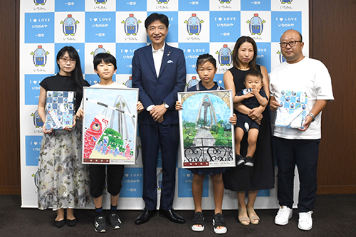 市長が記念撮影している写真