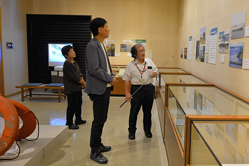 市長が鑑賞している写真