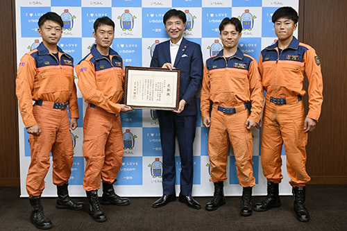 市長が記念撮影している写真