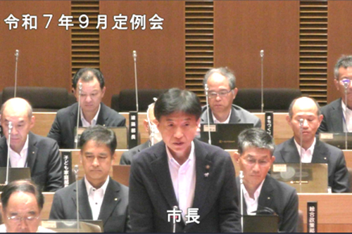 市長が会議に参加している写真