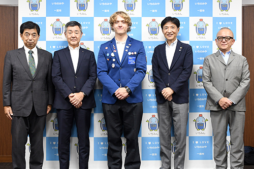 市長が記念撮影している写真