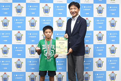 市長が記念撮影している写真
