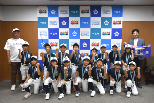 市長が記念撮影している写真