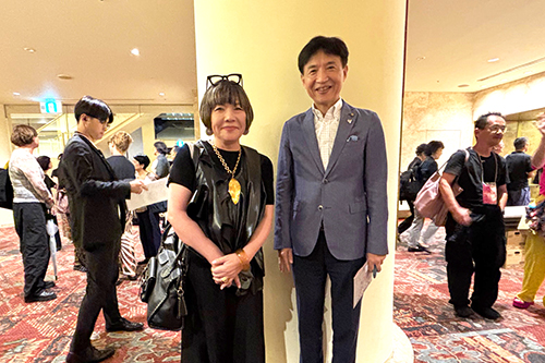 市長が片岡真美さんと記念撮影した写真