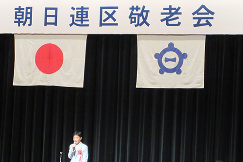 壇上で市長があいさつする写真