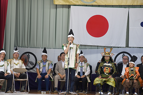 壇上で市長があいさつする写真
