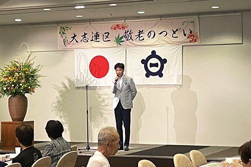 壇上で市長があいさつする写真
