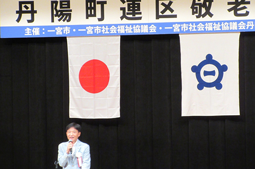 壇上で市長があいさつする写真