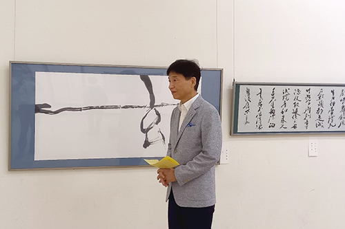 市長が鑑賞している写真