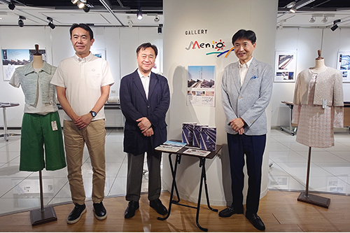 市長が鑑賞している写真