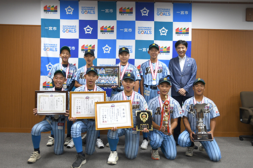 市長が記念撮影している写真