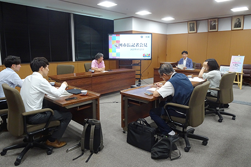 定例記者会見の様子の写真