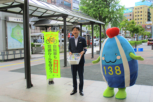 市長が街頭CPしている写真