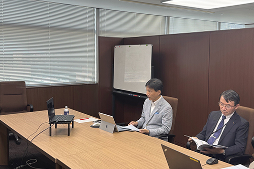 市長が会議している写真