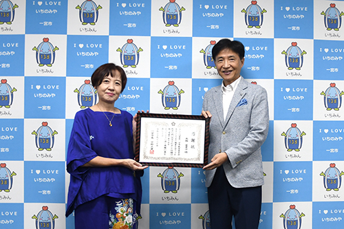 市長が記念撮影している写真